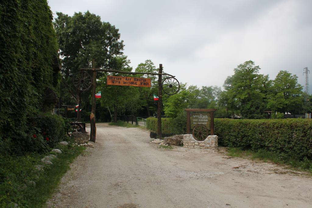 Agriturismo Al Ranch Castello dʼAviano Eksteriør billede