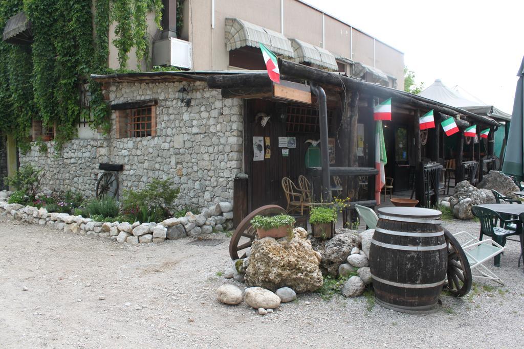 Agriturismo Al Ranch Castello dʼAviano Eksteriør billede