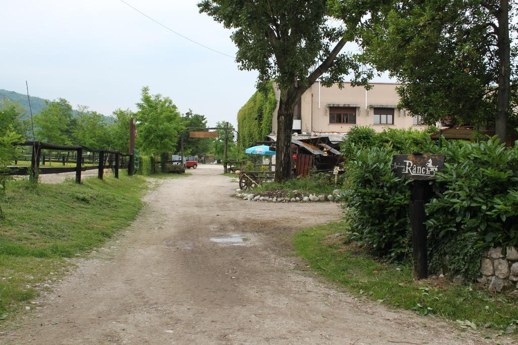 Agriturismo Al Ranch Castello dʼAviano Eksteriør billede